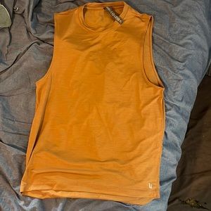 NWOT Vuori Zephyr Muscle tee